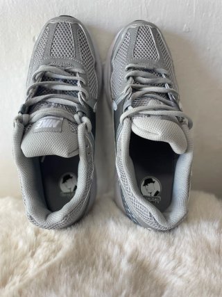 Nike Vomero 5 Talla 42 Gris/Plata