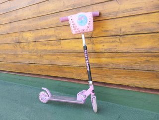 2 Monopattini Rosa per Bambini con Cestino. 25 € ciascuno