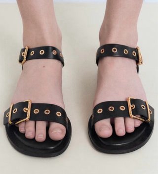 Sandalias Mango negras con hebillas doradas