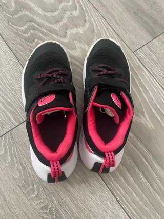 Deportivas negras y rosas, marca decatlon