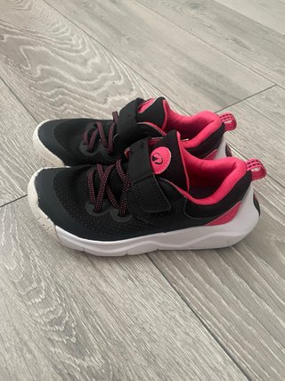 Deportivas negras y rosas, marca decatlon