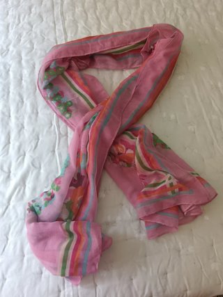 Pañuelo vaporoso rosa con flores y rayas
