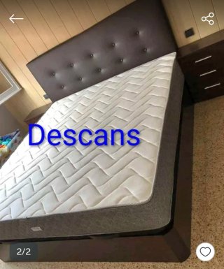 Cama con colchón y mesitas de noche