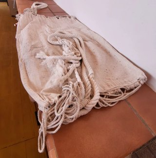 Hamaca de tela beige con cuerdas