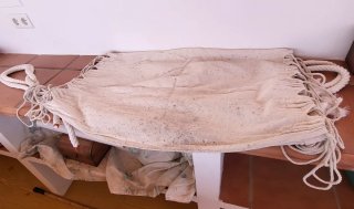 Hamaca de tela beige con cuerdas