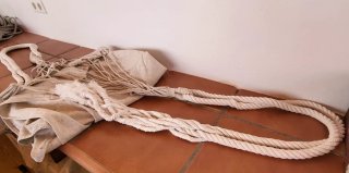 Hamaca de tela beige con cuerdas