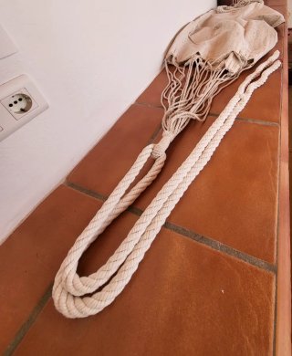Hamaca de tela beige con cuerdas