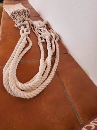 Hamaca de tela beige con cuerdas