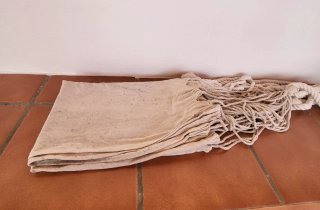 Hamaca de tela beige con cuerdas