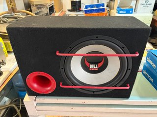 Cajón Subwoofer Bull Audio Negro/Rojo