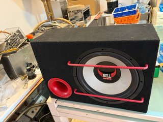 Cajón Subwoofer Bull Audio Negro/Rojo