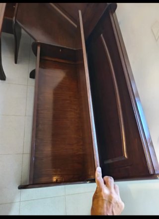 Mesa y banco rinconero con almacenaje de madera