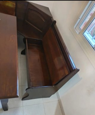 Mesa y banco rinconero con almacenaje de madera