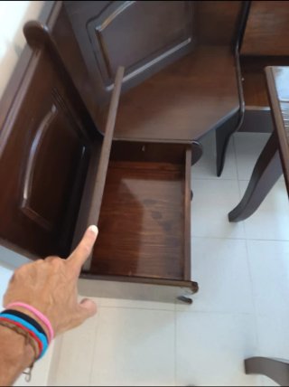 Mesa y banco rinconero con almacenaje de madera