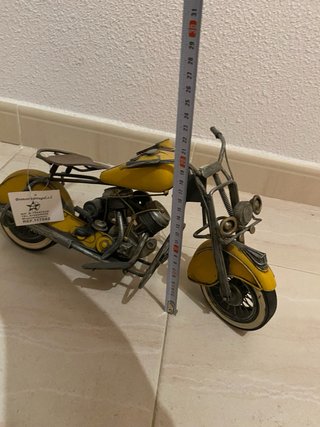 Moto de Chapa Estilo Cruiser Amarilla