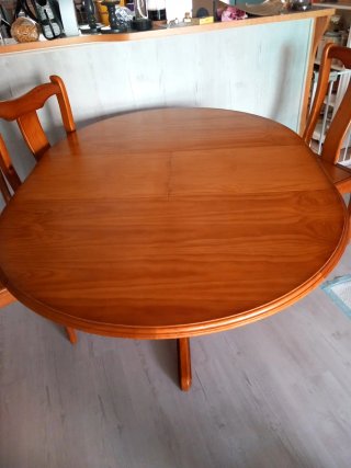 Mesa redonda q se hace mas grande de madera y 3 si