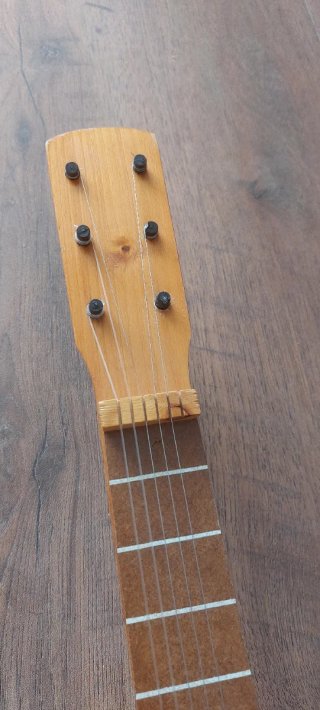 Guitarra pequeña de madera, más bien de decoración