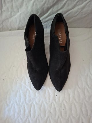 Zapatos de tacón negros con tiras