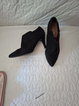 Zapatos de tacón negros con tiras