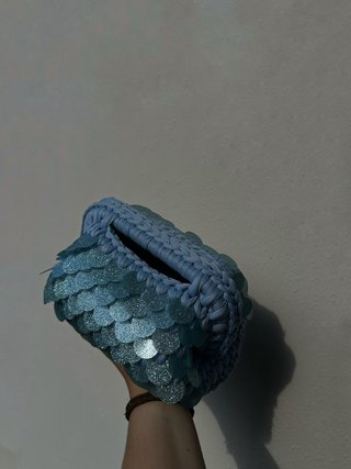 Pochette con paillettes azzurre