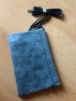 Cartera de mano azul con correa muy elegante