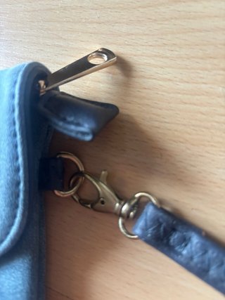 Cartera de mano azul con correa muy elegante