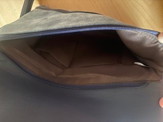 Cartera de mano azul con correa muy elegante