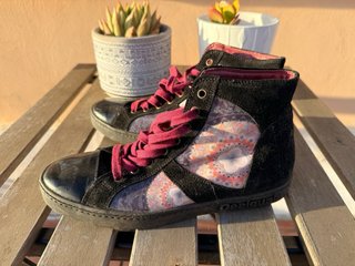 Botas Desigual negras y rosas