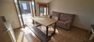 Mesa de madera maciza con estructura metálica