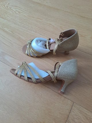 Zapatos de baile latino dorados
