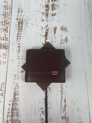 Cartera de piel marrón