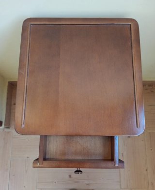 Mesa auxiliar antigua de madera con ruedas.