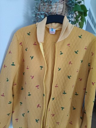 Chaqueta amarilla con estampado de aviones