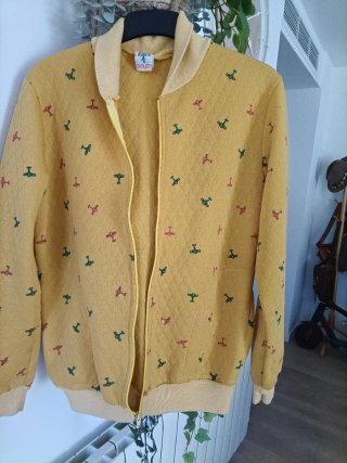 Chaqueta amarilla con estampado de aviones