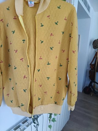Chaqueta amarilla con estampado de aviones