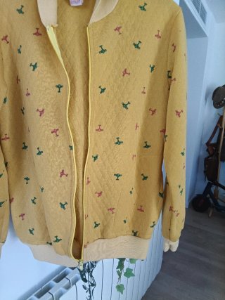 Chaqueta amarilla con estampado de aviones