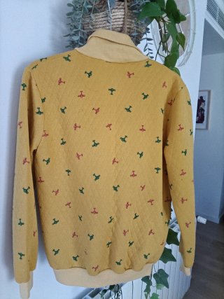 Chaqueta amarilla con estampado de aviones