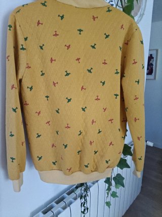 Chaqueta amarilla con estampado de aviones