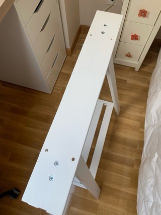 Caballete color blanco ikea. Modelo Mittback.