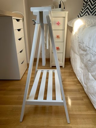 Caballete color blanco ikea. Modelo Mittback.