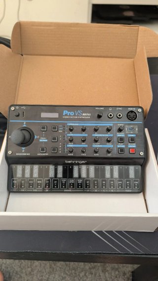 Behringer Pro VS Mini Sintetizador Híbrido