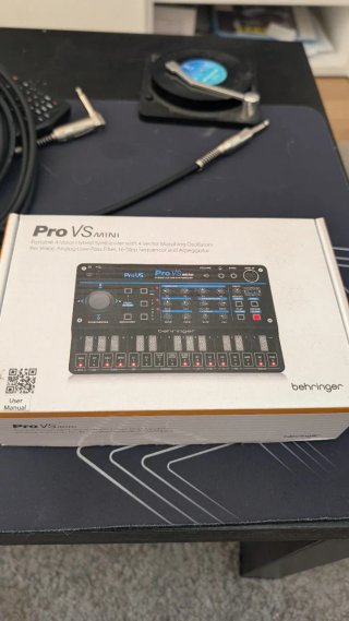 Behringer Pro VS Mini Sintetizador Híbrido