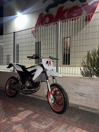 Moto Supermotard Blanca y Roja lleva todo nuevo