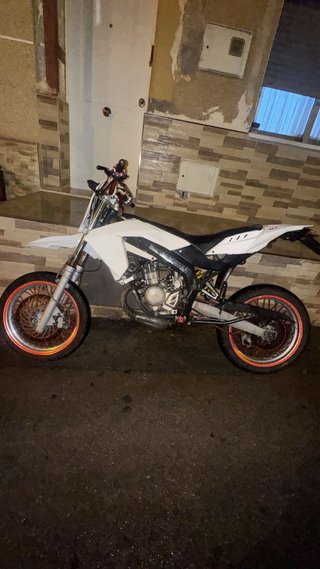 Moto Supermotard Blanca y Roja lleva todo nuevo
