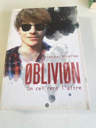 Oblivion: Un cel rere l'altre