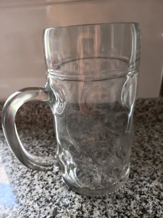 Jarra de cristal con asa