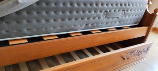 Cama con colchón y sinfonier