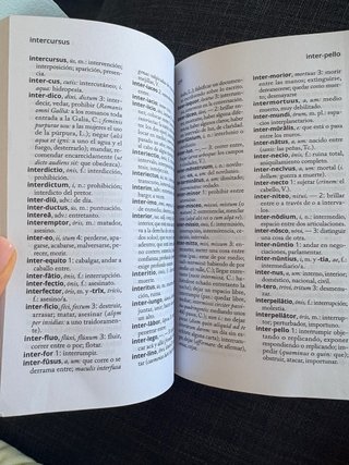 Diccionario bilingüe esencial: Latino-Español /...