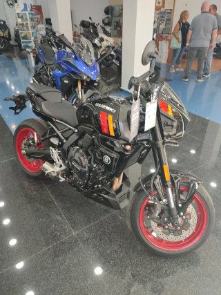 Suzuki GSX 8 TT Negra y Roja K.M 0