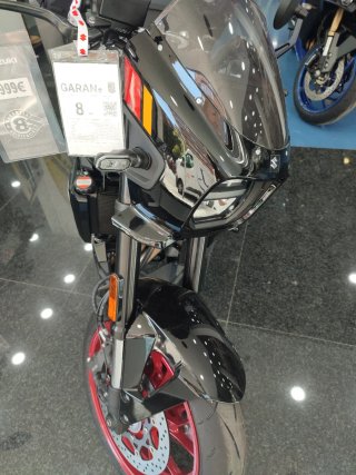 Suzuki GSX 8 TT Negra y Roja K.M 0